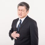 胃が痛い男性