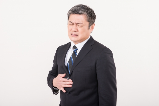 胃が痛い男性